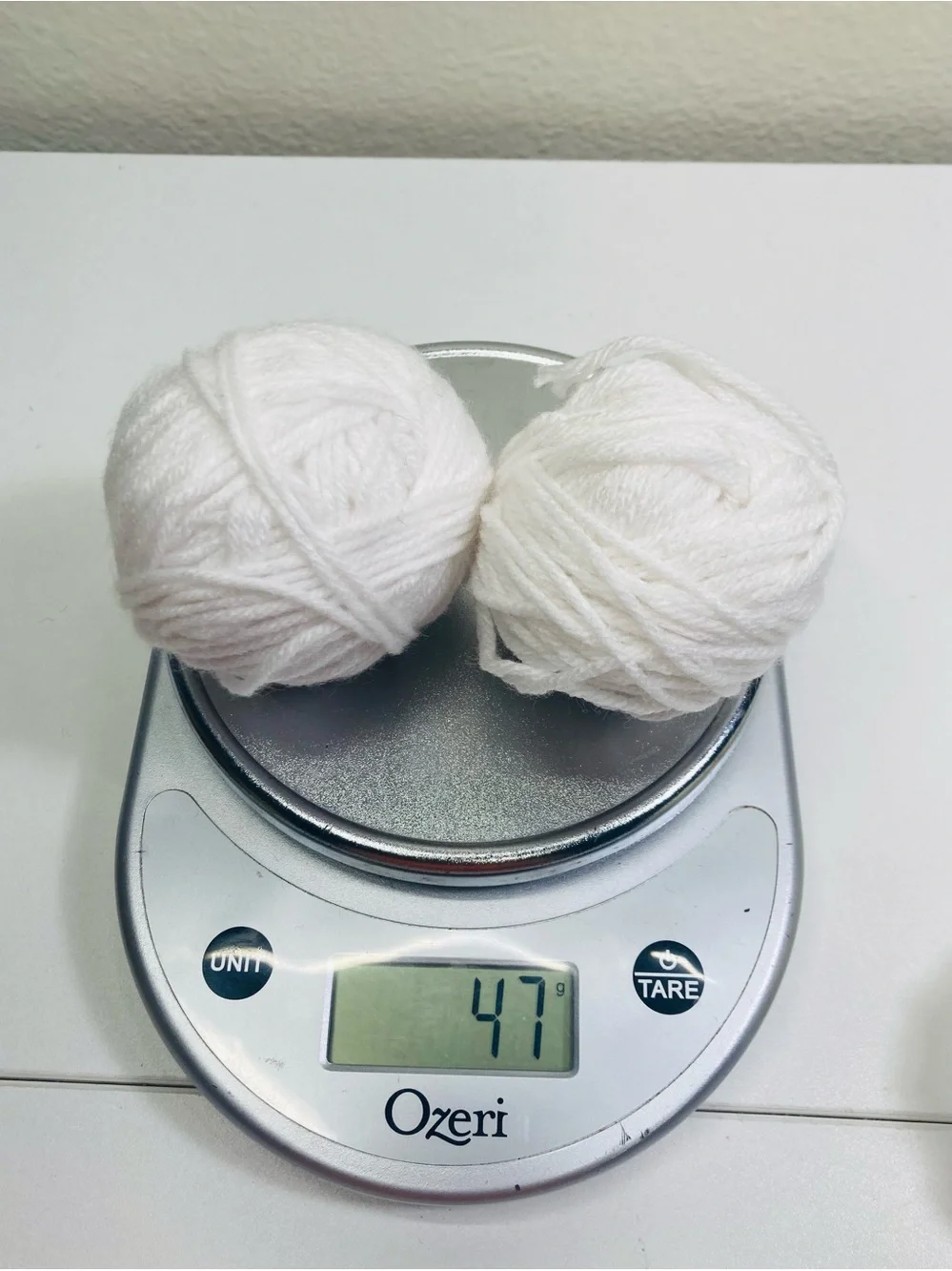 196g / 6.91 oz Assorted Yarn Balls Pack in White, Cream, Yellow, Brown, Black
